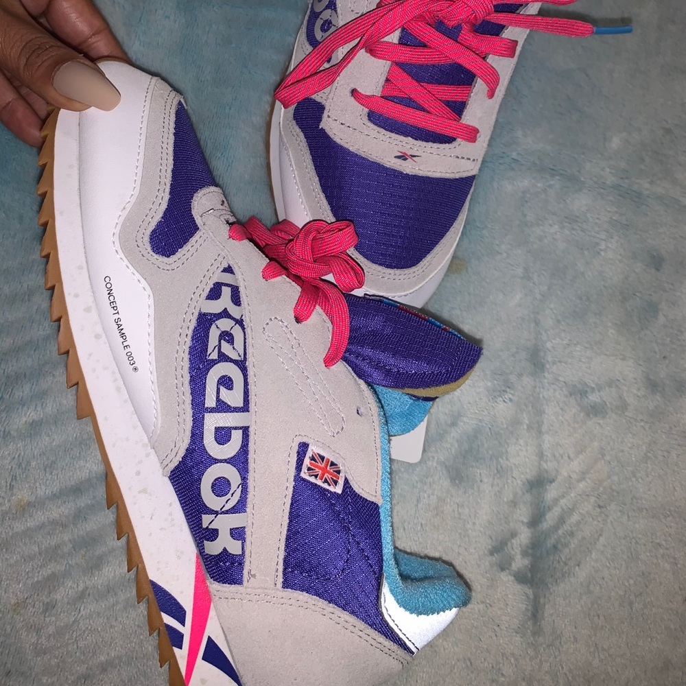 NWT Reebok sneakers 😍 - Picture 2 of 5